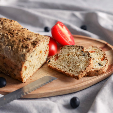 Zwiebelbrot mit Oliven und Tomaten