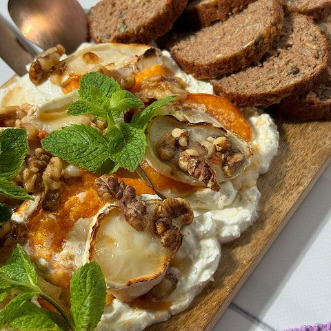 Ziegenkäse Frischkäse Brett mit Kastanienbrot