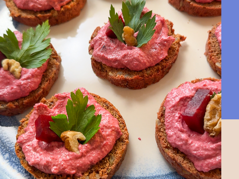 Brot-Häppchen mit rote Beete-Feta-Dip