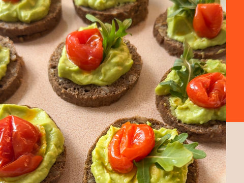 Guacamole-Dinkelbrot-Häppchen mit Ofentomaten