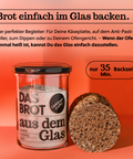 Backmischung im Glas mit angeschnittenem fertigen Brot.