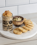 Frisch gebackenes Brot aus dem Glas mit Aufschnitt. Perfektes, einfaches Rezept für leckeres Brot direkt im Glas.