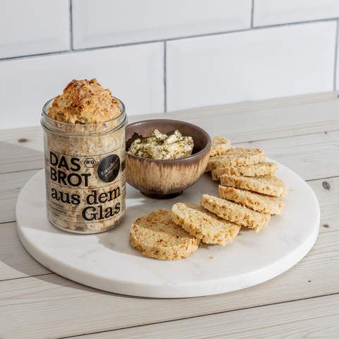 Frisch gebackenes Brot aus dem Glas mit Aufschnitt. Perfektes, einfaches Rezept für leckeres Brot direkt im Glas.