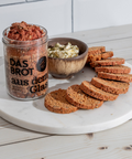 Frisch gebackenes Brot aus dem Glas, serviert mit Kräuterbutter auf Marmorplatte