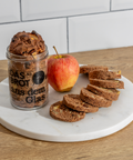 Frisch gebackenes Brot aus dem Glas mit Apfelstücken auf einem Teller. Perfektes, unkompliziertes Brotbacken direkt im Glas.