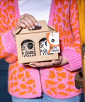 Brot & Salz Geschenkbox wird in den Händen gehalten