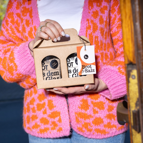 Brot & Salz Geschenkbox wird in den Händen gehalten