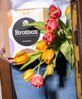 Brot Box mit Blumen in der Hand