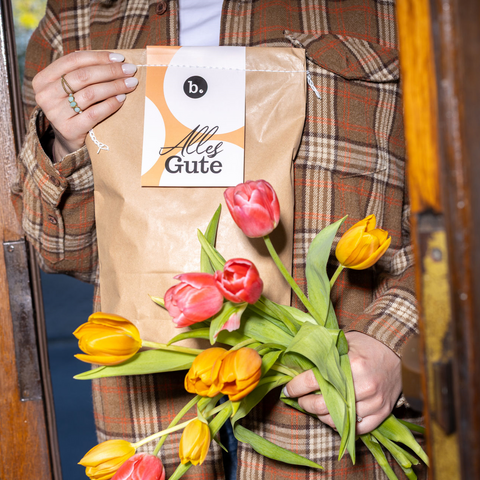 Alles Gute Brotbeutel mit Blumen in der Hand 