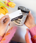 Backmischung im Glas mit der Rückseite des Geschenkanhängers