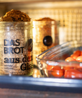 Das Brot aus dem Glas fertig gebacken im Ofen mit Ofengericht in Auflaufform