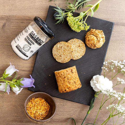 Bio Freudentränen Backmischung im Glas mit fertig gebackenem Brot