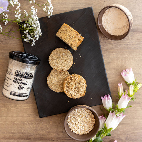 Backmischung im Glas Bio Haferhäppchen altes Motiv mit fertig gebackenem Brot